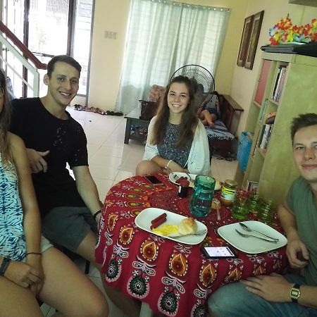 Happy To Mingle Airport Hostel Manila Paranaque City Eksteriør billede