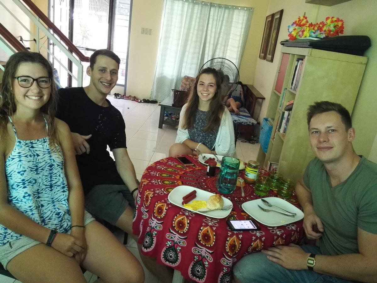 Happy To Mingle Airport Hostel Manila Paranaque City Eksteriør billede